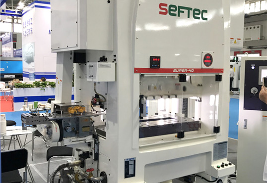 伺服（fú）送料機氣動放鬆與機械（xiè）放鬆的差異