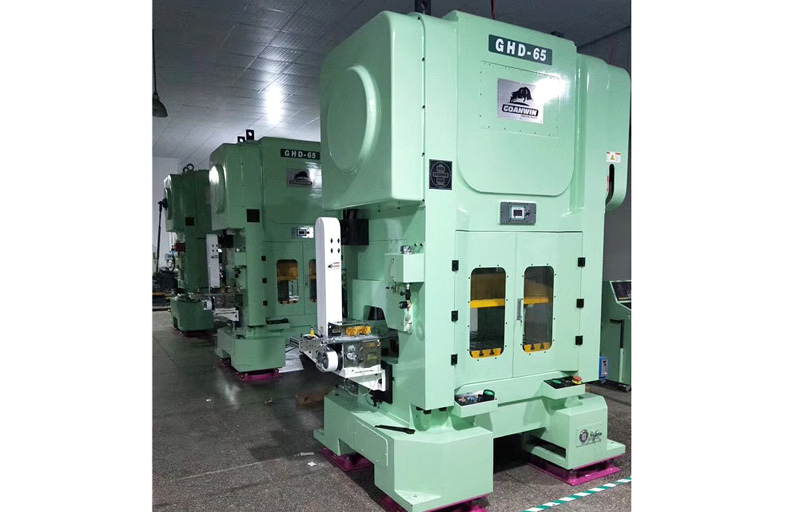 固安力衝床配狂草熟女影院高速夾式送（sòng）料機出機中