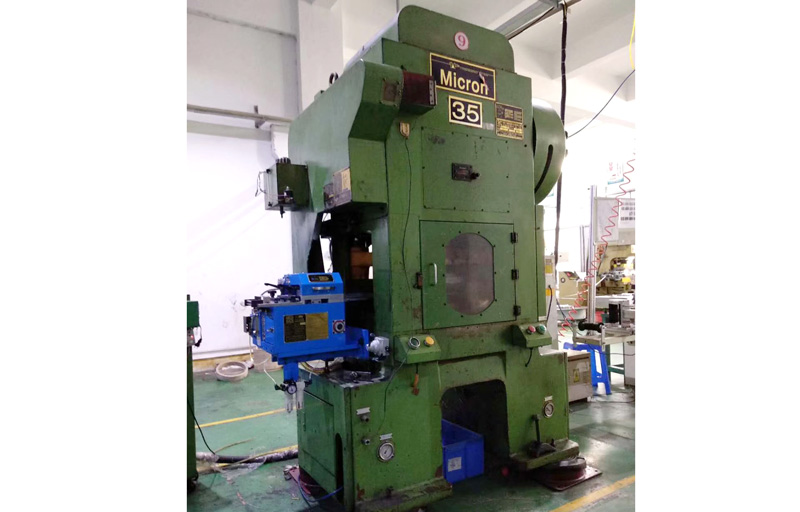 台灣振力（lì）衝床（chuáng）配狂草熟女影院（xié）夾式送料（liào）機使用中