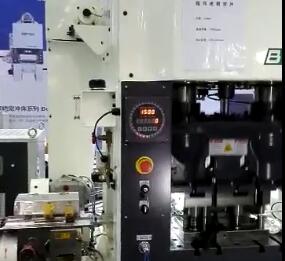 高（gāo）速夾式送料機衝床壓視頻